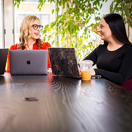 Life-at-Lunne-Columbus-two-women-talking-in-conference-room